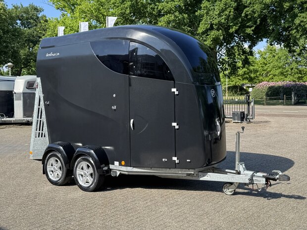 B&uuml;cker Careliner M 2 Paards trailer polyester zadelkamer