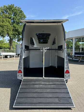 B&uuml;cker Careliner M 2 Paards trailer polyester zadelkamer