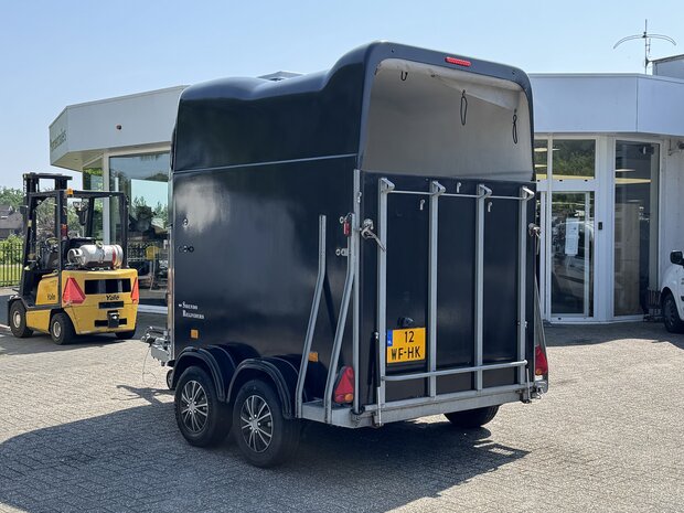 Cheval Libert&eacute; Gold Polyester 2 Paards Zadelkamer
