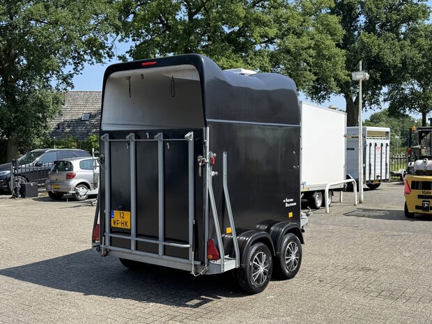 Cheval Libert&eacute; Gold Polyester 2 Paards Zadelkamer