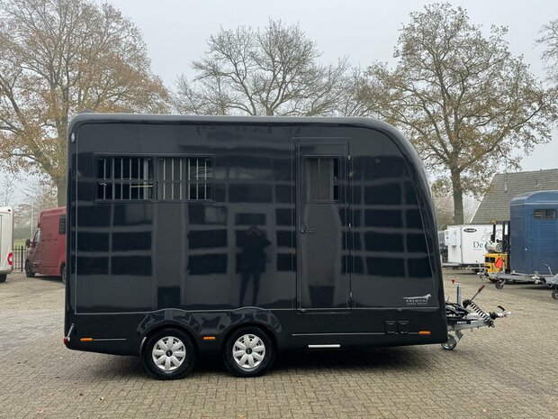 STX Classic Trailer met Living 2 Paards