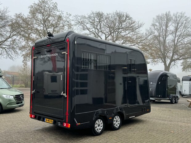 STX Classic Trailer met Living 2 Paards