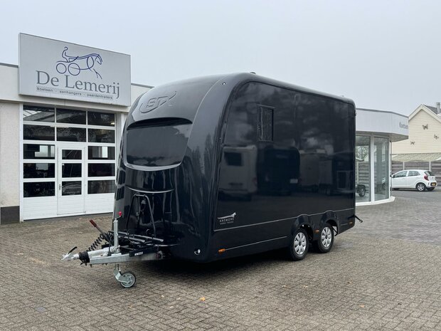 STX Classic Trailer met Living 2 Paards