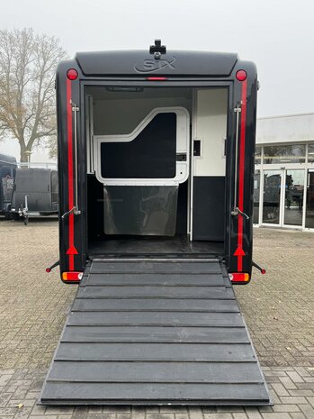 STX Classic Trailer met Living 2 Paards