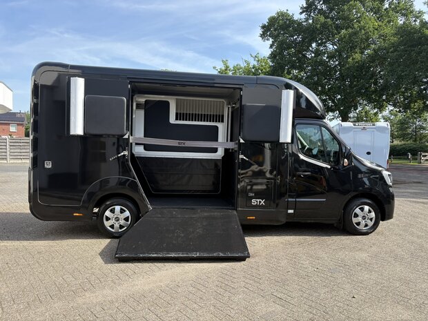 STX Dubbele Cabine Renault Master 2023 Hengstenuitvoering Handbak